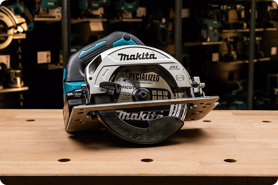 Een handcirkelzaag van Makita