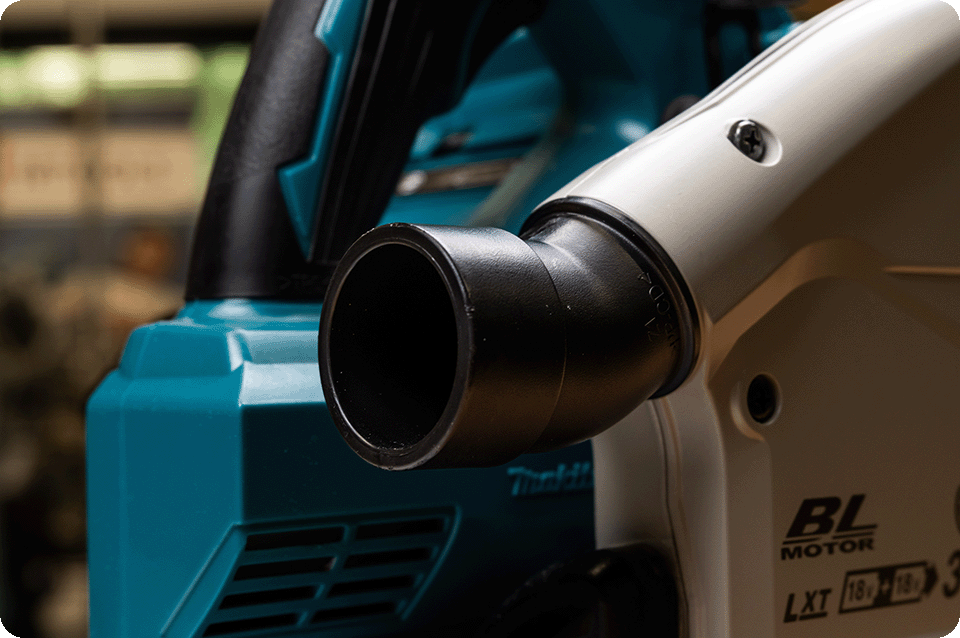 De stofafzuiging op een Makita invalcirkelzaag