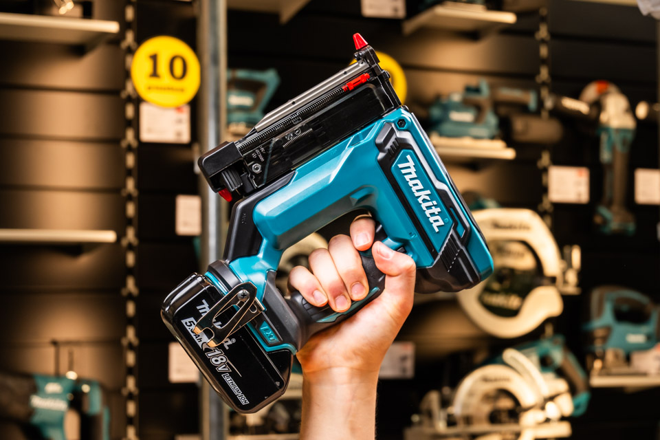 Makita DPT353Z pintacker Een Makita DPT353Z pintacker