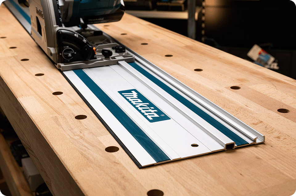De geleiderail met een Makita DSP600Z